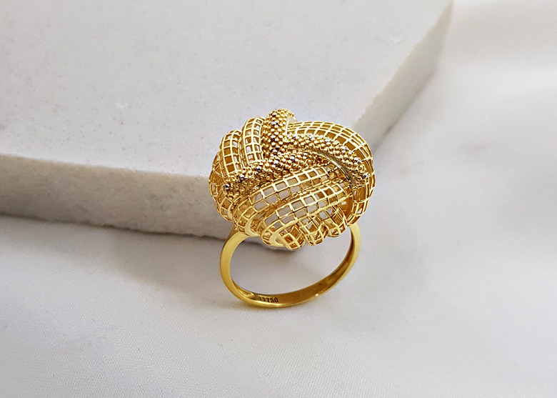 Elegância em Tom Único: Como Apostar em Looks Monocromáticos com Joias em Ouro 18K