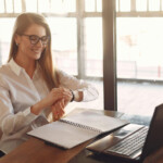 Looks de Trabalho: Como Escolher Acessórios Sofisticados e Discretos